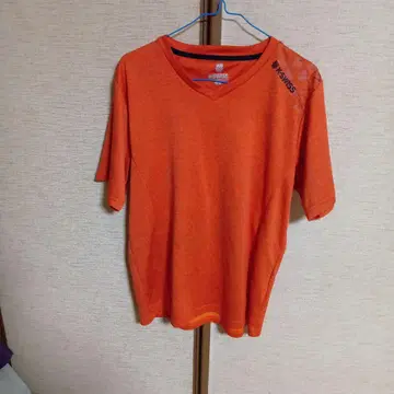 K-SWISS 오렌지 V넥 반팔 티셔츠