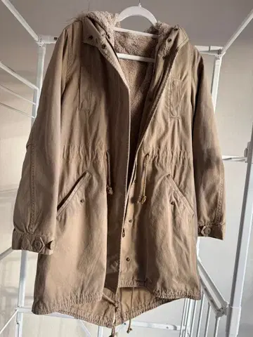 베이지 퍼 달린 모즈 코트