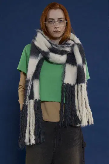 완판템 MAISON SPECIAL 블록 체크 샤기 니트 머플러