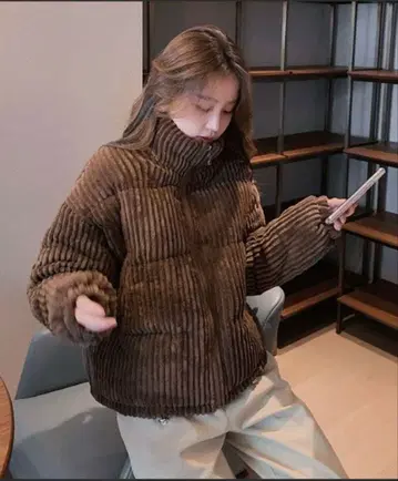 브라운 리브 가공 다운 자켓 M 사이즈