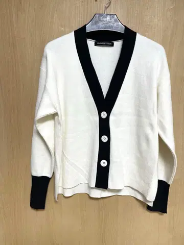 [연말 세일] 스트로베리 필드 V넥 가디건 (새상품) 사이즈: M