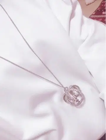 수요일의 앨리스 왕관 목걸이