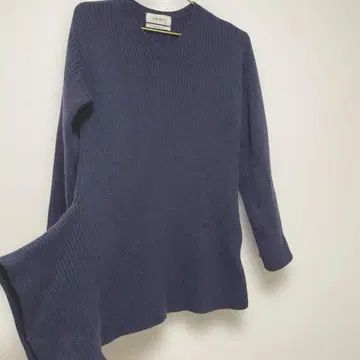 MilaOwen 네이비 V넥 스웨터