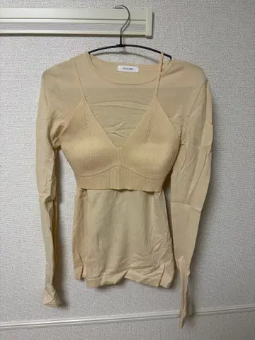 베이지 긴팔 브라탑 포함 티셔츠