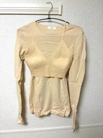 베이지 긴팔 브라탑 포함 티셔츠