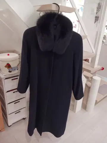 퍼 카라 부착 캐시미어 블랙 롱 코트