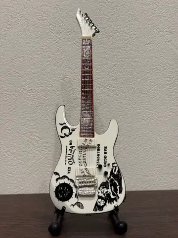 미니어처 기타 커크 해밋 Ouija White