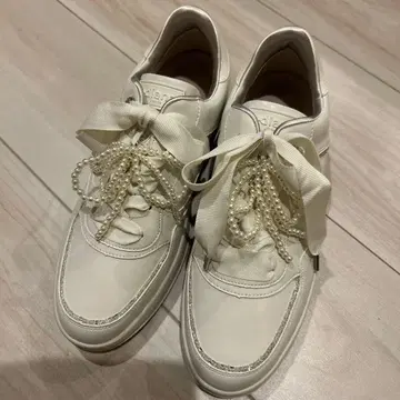 새상품 +diana 화이트 스니커즈 펄 장식