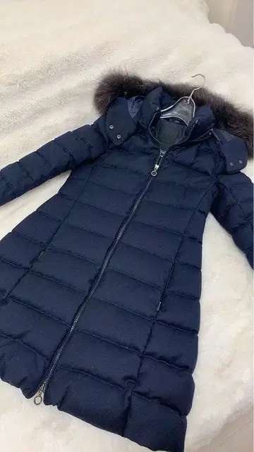 TATRAS 네이비 후드 부착 다운 자켓