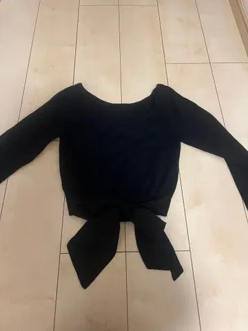 리젝시 백리본 니트 스웨터와 플레어 스커트