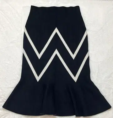 DURAS 플레어 스커트 블랙과 화이트의 지그재그 디자인