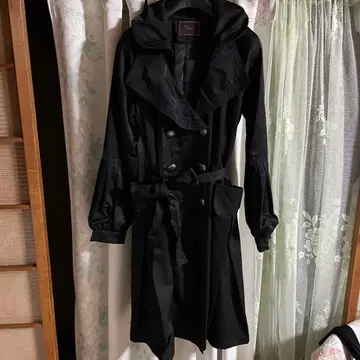 후드 부착 블랙 트렌치코트