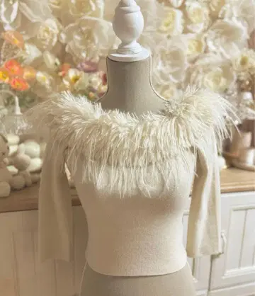 스나이델 퍼 니트 오프숄더 상의 아이보리