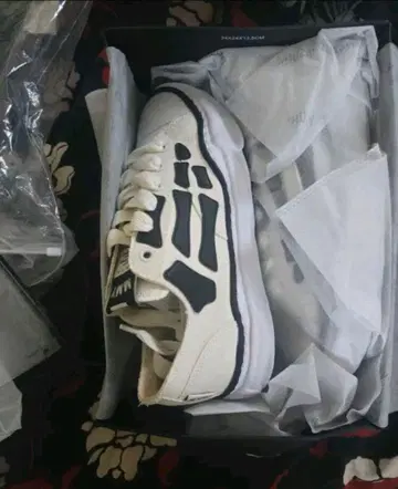 화이트 블랙 본 스니커즈