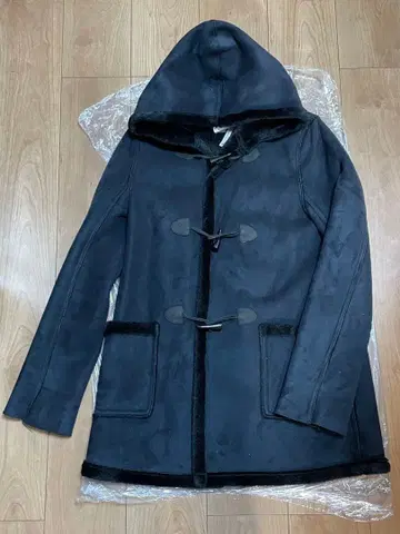 후드 부착 블랙 무스탕 코트 F 사이즈