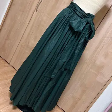 다크 그린 리본 포함 플레어 스커트