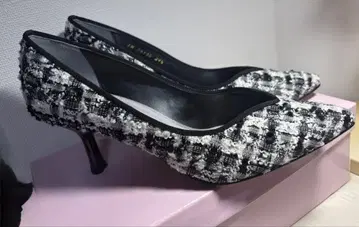 [ 미사용 ] 화이트 블랙 트위드 스틸레토 펌프스 중간 힐