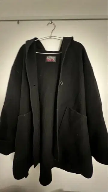 울 후드 부착 블랙 판초