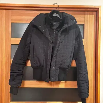 theory 짧은 기장 퀼팅 자켓 소매 리브 목 부분 방한 두께감 있음