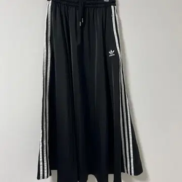 adidas 블랙 플레어 스커트 S 사이즈