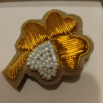 네잎클로버 모양 브로치 골드 컬러 자수