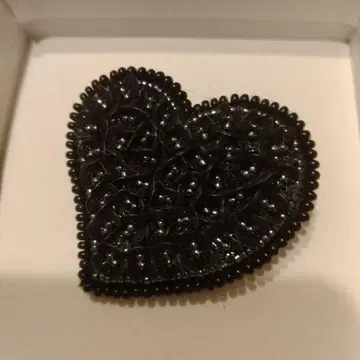 비즈 하트형 브로치 블랙