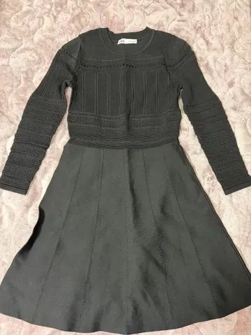 ZARA 블랙 니트 긴팔 무릎 아래 기장 원피스