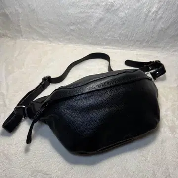 컨디션 최상 nouer 소가죽 바디백 블랙 주름 가죽