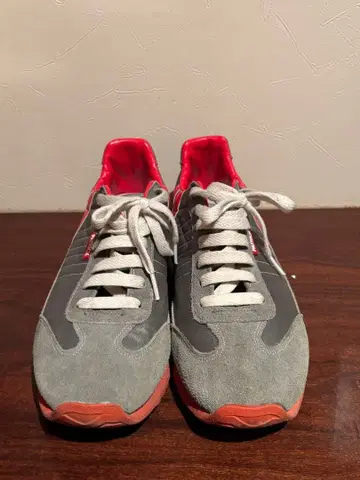 그레이/레드 스웨이드 스니커즈