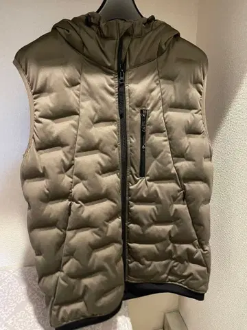 워크맨 뒷면 알루미늄 후드 부착 퀼팅 베스트 올리브 그린