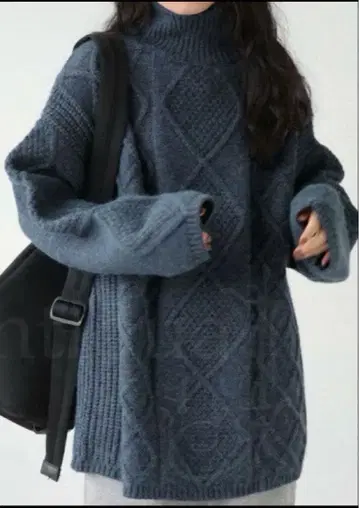 다크 블루 다이아 무늬 케이블 니트 긴팔