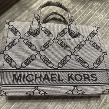 MICHAEL KORS 모노그램 토트백 GIGI 시리즈