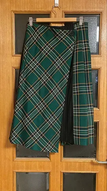 체크 무늬 랩 스커트