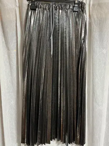 메탈릭 그레이 롱 플리츠 스커트