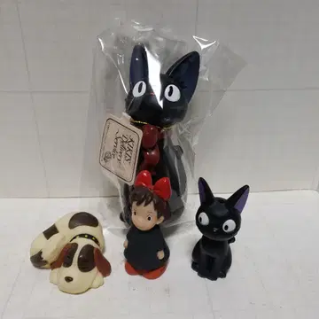 스튜디오 지브리 마녀 배달부 키키 피규어와 손가락 인형 세트입니다.