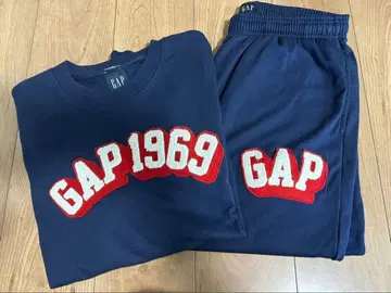 갭 상하의 맨투맨 세트