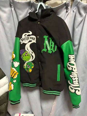 바시티 자켓 블랙/그린 애니메이션 자수