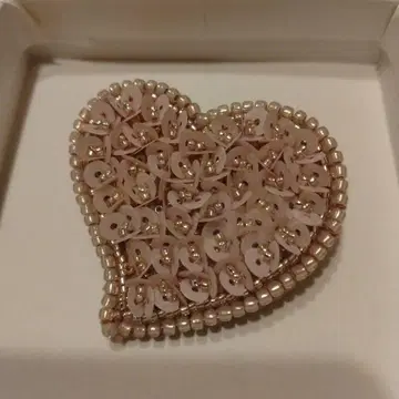 하트 모양 비즈 브로치 핑크