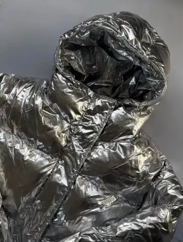 메탈릭 실버 후드 부착 다운 자켓