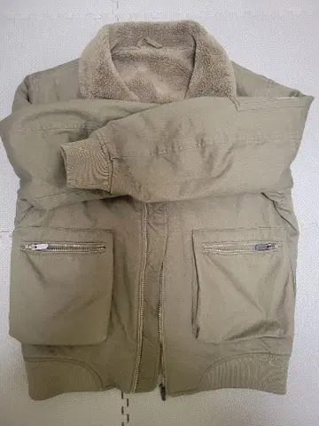 베이지 플리스 카라 부착 점퍼