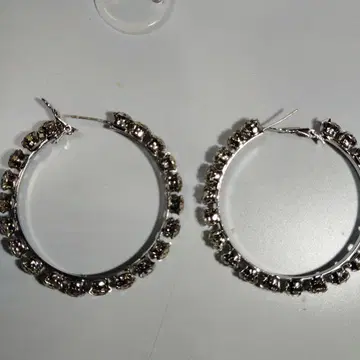 스톤이 달린 실버 후프 귀걸이