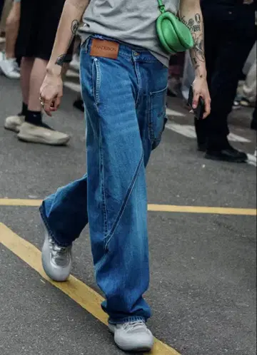 일본 국내 새상품 jw anderson 트위스트 데님