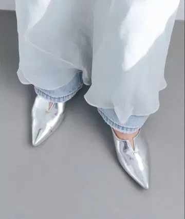 [ EVOL ] 소프트 V컷 2cm 힐 펌프스 IX5443