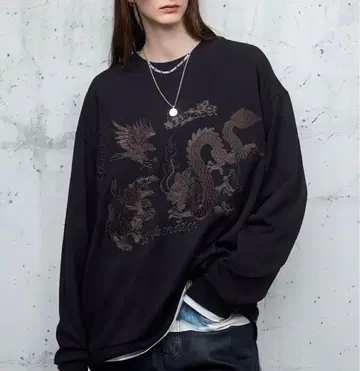 ENDER PRODUCTS 수베니어 자수 빅 실루엣 분또 맨투맨