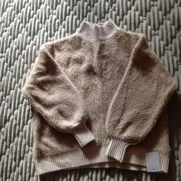 베이지 하이넥 볼륨 슬리브 스웨터