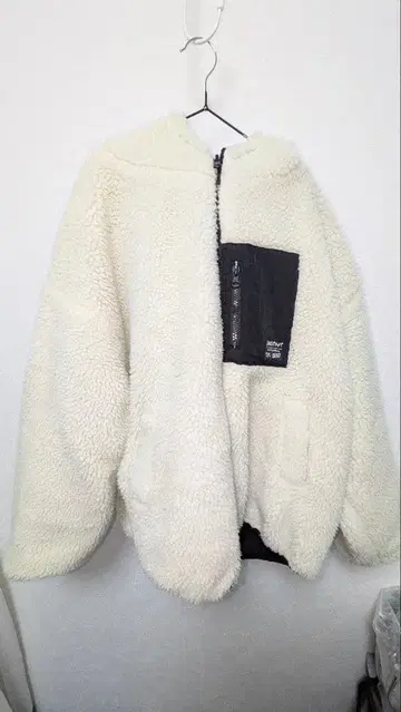 아이보리 보아 플리스 자켓 후드 부착