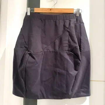 미사용 새상품 JNBY 다크 그레이 변형 디자인 무릎 기장 스커트