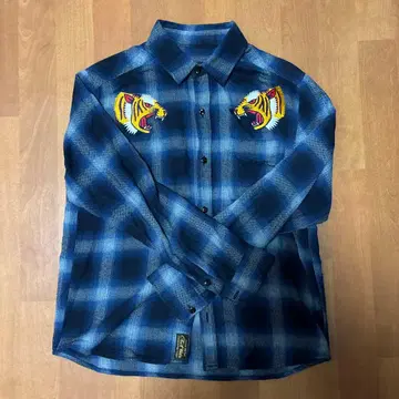 호랑이 자수 파랑 체크 셔츠