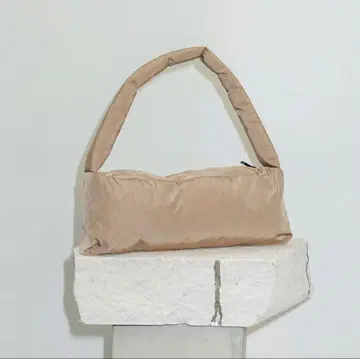 코쿄 베이지 핸드백 Rectanglo Puff Bag