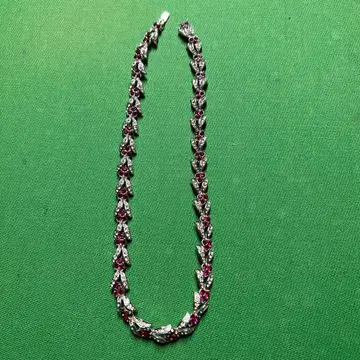 빨간색 돌과 크리스탈 목걸이